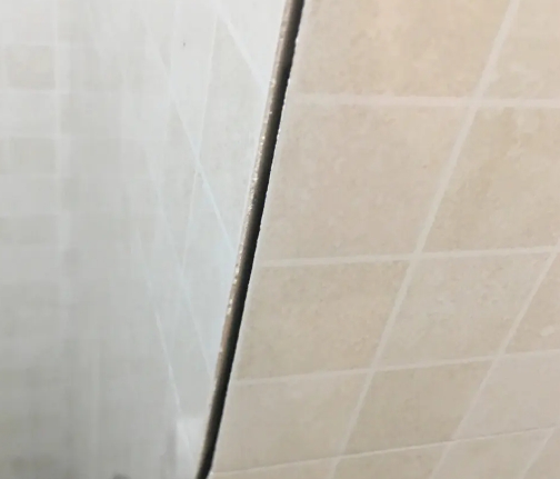 鄂州市瓷砖空鼓维修公司分享阳台瓷砖脱落的修复过程可以分为以下几个步骤