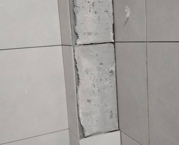 鄂州市瓷砖空鼓维修公司分享下瓷砖施工前基层浇水润湿程度不足，可能导致以下问题