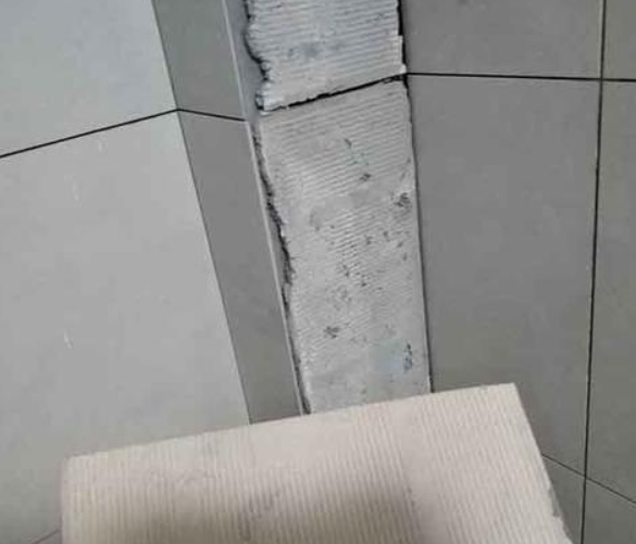 鄂州市瓷砖空鼓维修公司分享下厨房瓷砖脱落的补救措施。